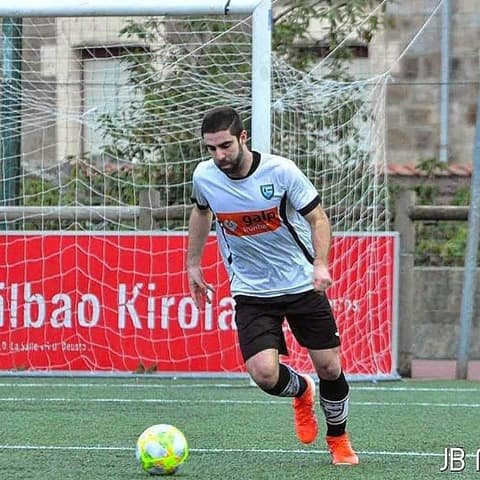 Jugando al fútbol